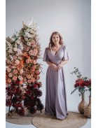 V-kivágású maxi ruha, lágyan eső rövid ujjakkal, lila színben.