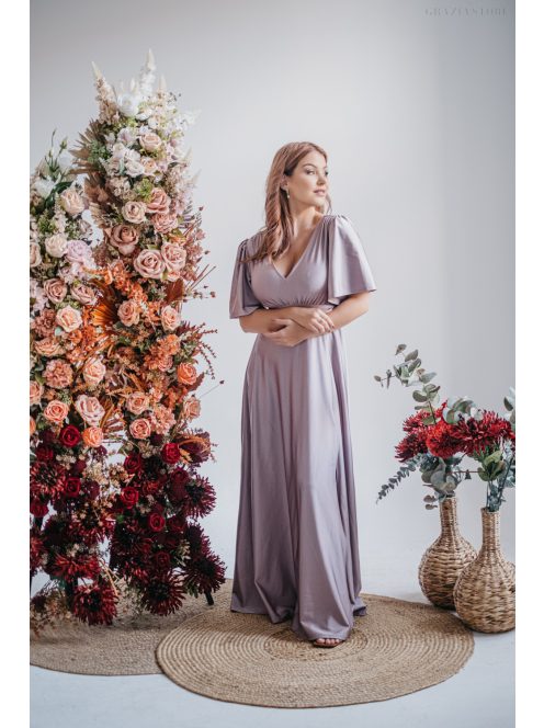 V-kivágású maxi ruha, lágyan eső rövid ujjakkal, lila színben.