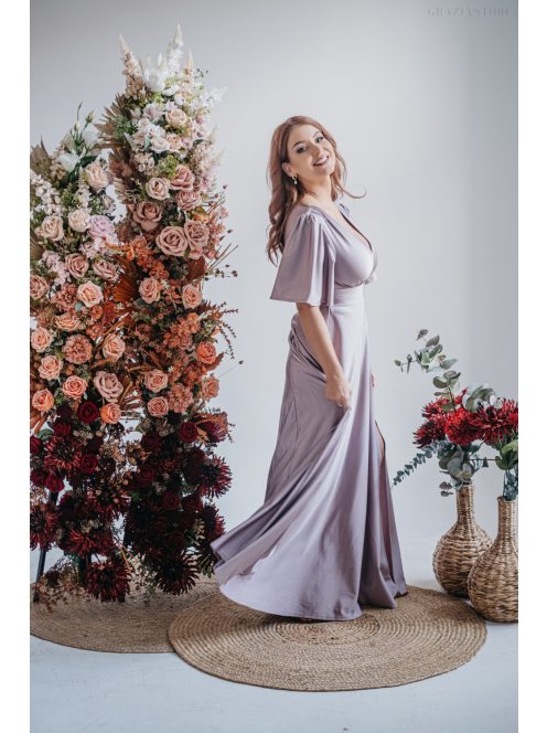 V-kivágású maxi ruha, lágyan eső rövid ujjakkal, lila színben.