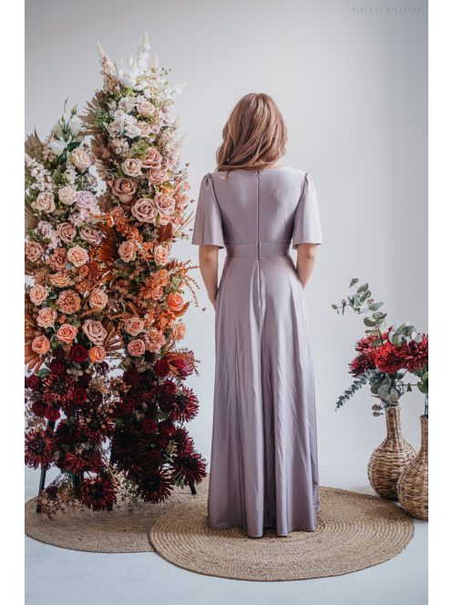 V-kivágású maxi ruha, lágyan eső rövid ujjakkal, lila színben.