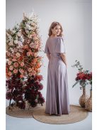 V-kivágású maxi ruha, lágyan eső rövid ujjakkal, lila színben.