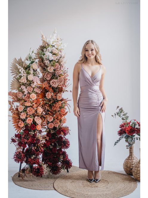 Átlapolt mellrészű, halványlila maxi ruha, szűk, elől húzott szoknyával.