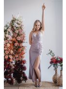 Átlapolt mellrészű, halványlila maxi ruha, szűk, elől húzott szoknyával.