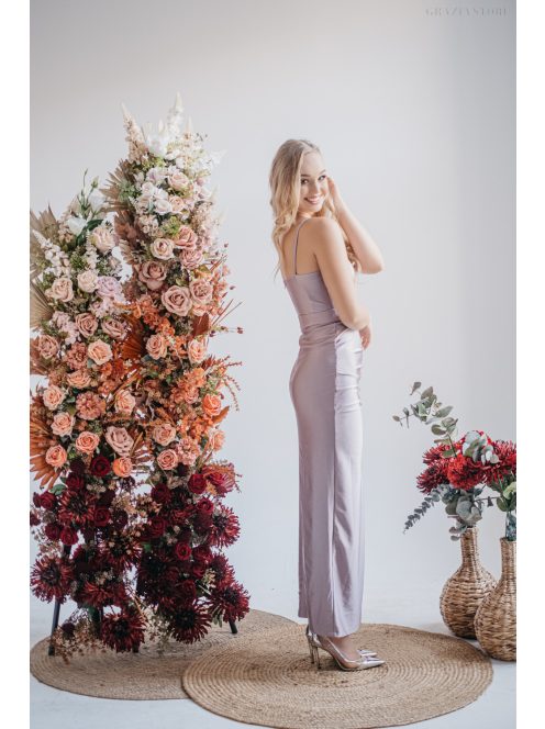 Átlapolt mellrészű, halványlila maxi ruha, szűk, elől húzott szoknyával.