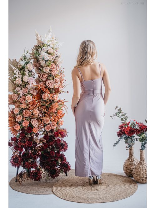 Átlapolt mellrészű, halványlila maxi ruha, szűk, elől húzott szoknyával.