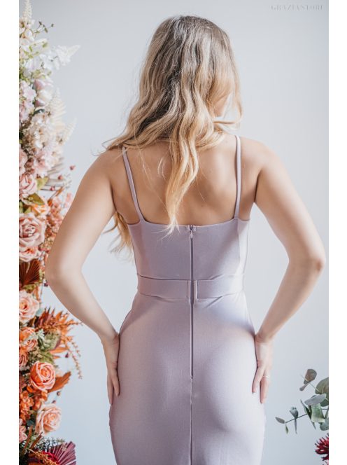 Átlapolt mellrészű, halványlila maxi ruha, szűk, elől húzott szoknyával.