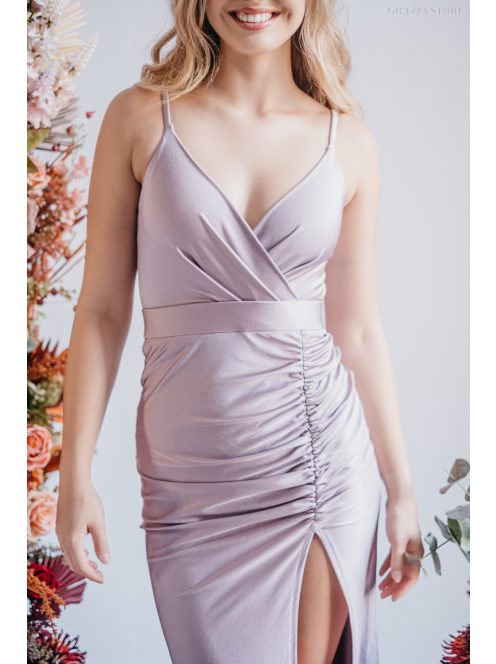 Átlapolt mellrészű, halványlila maxi ruha, szűk, elől húzott szoknyával.