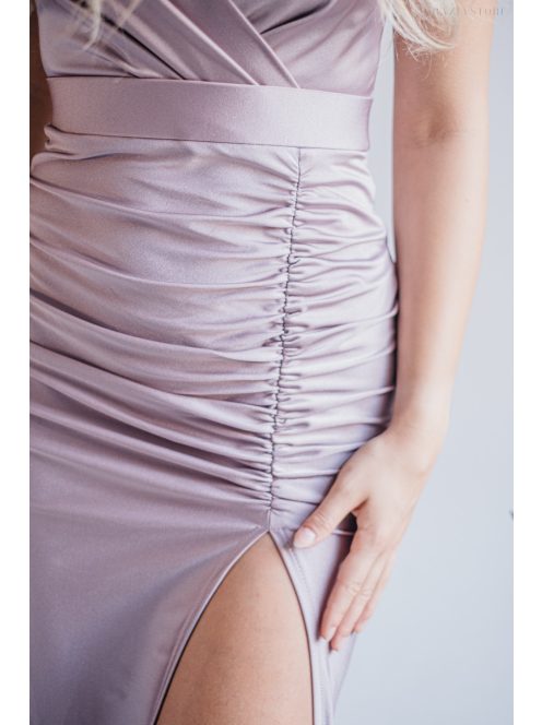 Átlapolt mellrészű, halványlila maxi ruha, szűk, elől húzott szoknyával.