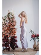 Átlapolt mellrészű, halványlila maxi ruha, szűk, elől húzott szoknyával.