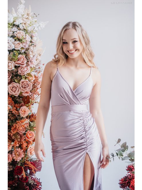 Átlapolt mellrészű, halványlila maxi ruha, szűk, elől húzott szoknyával.