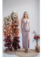 Átlapolt mellrészű, halványlila maxi ruha, szűk, elől húzott szoknyával.