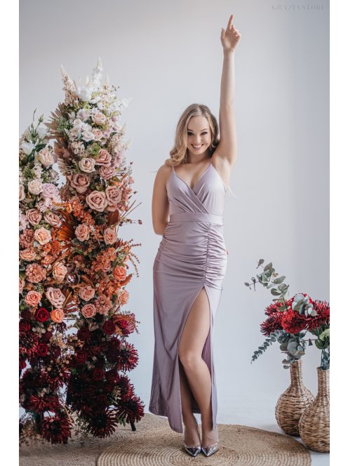 Átlapolt mellrészű, halványlila maxi ruha, szűk, elől húzott szoknyával.