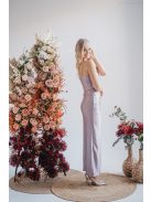 Átlapolt mellrészű, halványlila maxi ruha, szűk, elől húzott szoknyával.