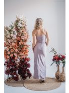 Átlapolt mellrészű, halványlila maxi ruha, szűk, elől húzott szoknyával.