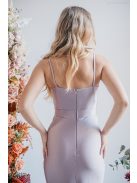 Átlapolt mellrészű, halványlila maxi ruha, szűk, elől húzott szoknyával.