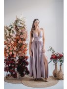 V-kivágású halványlila színű alkalmi ruha különleges hátrésszel.