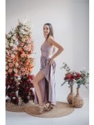 V-kivágású halványlila színű alkalmi ruha különleges hátrésszel.