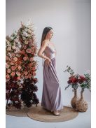 V-kivágású halványlila színű alkalmi ruha különleges hátrésszel.