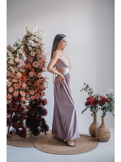 V-kivágású halványlila színű alkalmi ruha különleges hátrésszel.