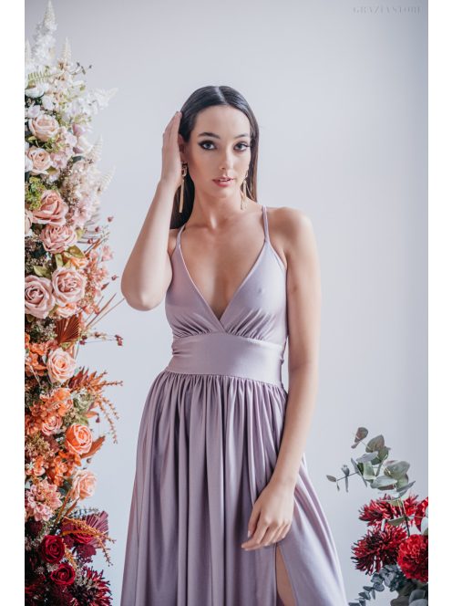V-kivágású halványlila színű alkalmi ruha különleges hátrésszel.