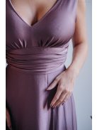 Sötétmályva színű, V-kivágású maxi ruha elasztikus anyagból.