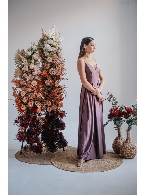 V-kivágású maxi ruha spagetti pántokkal sötétmályva színben.