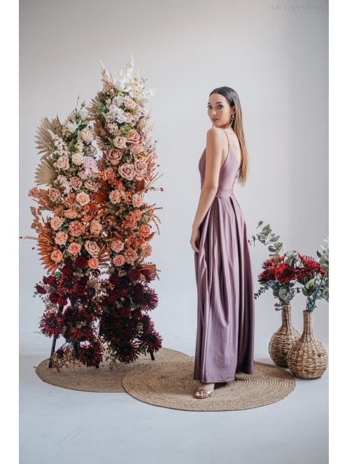 V-kivágású maxi ruha spagetti pántokkal sötétmályva színben.