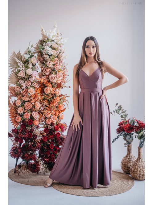 V-kivágású maxi ruha spagetti pántokkal sötétmályva színben.