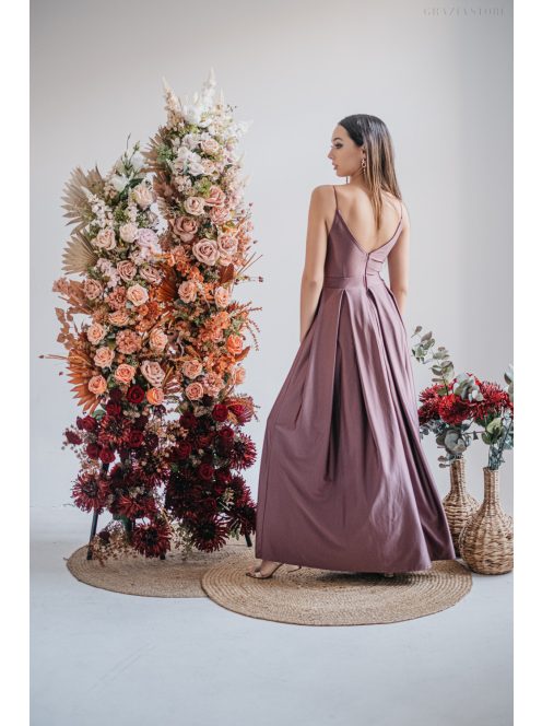 V-kivágású maxi ruha spagetti pántokkal sötétmályva színben.