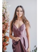 V-kivágású maxi ruha spagetti pántokkal sötétmályva színben.