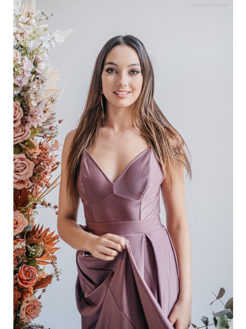 V-kivágású maxi ruha spagetti pántokkal sötétmályva színben.