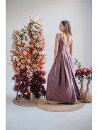 V-kivágású maxi ruha spagetti pántokkal sötétmályva színben.