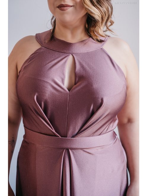 Elől-hátul csepp alakban kivágott sötétmályva színű alkalmi ruha.