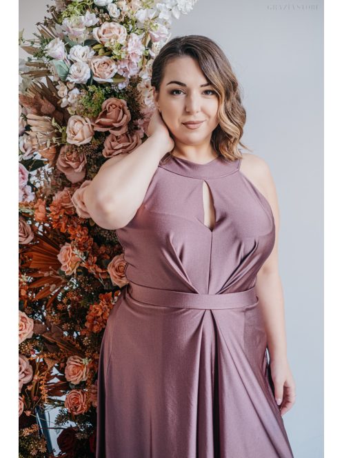 Elől-hátul csepp alakban kivágott sötétmályva színű alkalmi ruha.