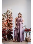 Elől-hátul csepp alakban kivágott sötétmályva színű alkalmi ruha.