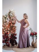 Elől-hátul csepp alakban kivágott sötétmályva színű alkalmi ruha.