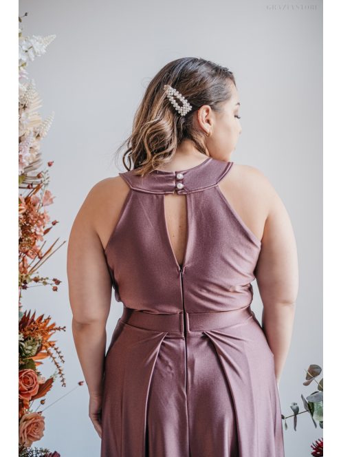 Elől-hátul csepp alakban kivágott sötétmályva színű alkalmi ruha.