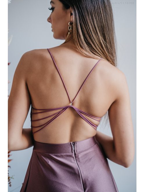 Sötétmályva színű maxi ruha különleges hátmegoldással.