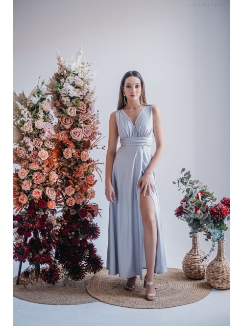 Ünnepélyes, filigrana (ezüst) színű, V-kivágású maxi ruha.
