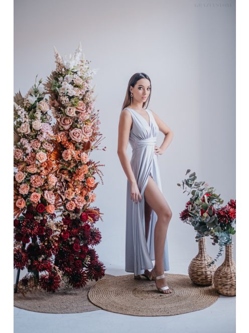 Ünnepélyes, filigrana (ezüst) színű, V-kivágású maxi ruha.