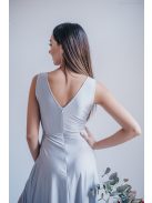 Ünnepélyes, filigrana (ezüst) színű, V-kivágású maxi ruha.