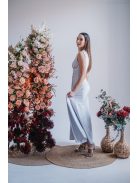 Ünnepélyes, filigrana (ezüst) színű, V-kivágású maxi ruha.