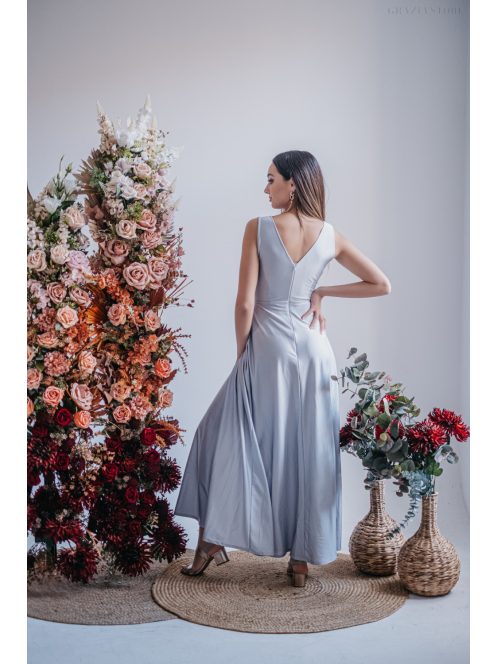 Ünnepélyes, filigrana (ezüst) színű, V-kivágású maxi ruha.
