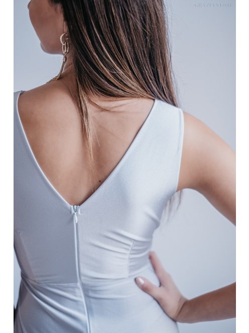 Ünnepélyes, filigrana (ezüst) színű, V-kivágású maxi ruha.