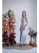 Ünnepélyes, filigrana (ezüst) színű, V-kivágású maxi ruha.