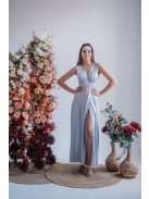 Ünnepélyes, filigrana (ezüst) színű, V-kivágású maxi ruha.