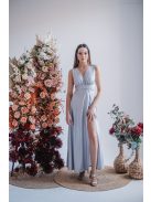 Ünnepélyes, filigrana (ezüst) színű, V-kivágású maxi ruha.