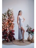 Ünnepélyes, filigrana (ezüst) színű, V-kivágású maxi ruha.