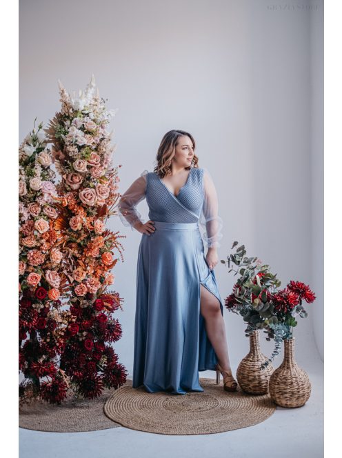 Átlapolt, bordázott mellrészű acélkék maxi ruha tüll ujjakkal.