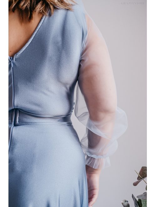 Átlapolt, bordázott mellrészű acélkék maxi ruha tüll ujjakkal.